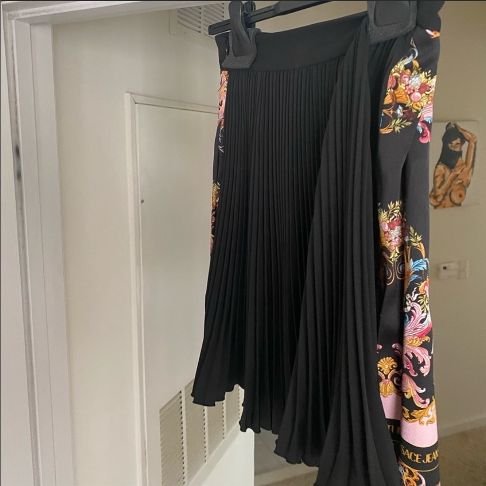 Versace skirt never been worn - Picture 2 of 7